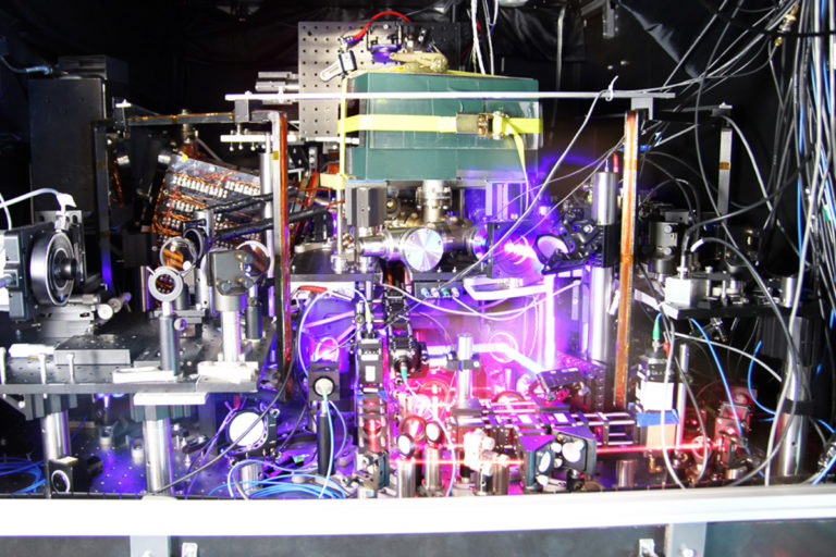 Un orologio atomico come simbolo di precisione assoluta