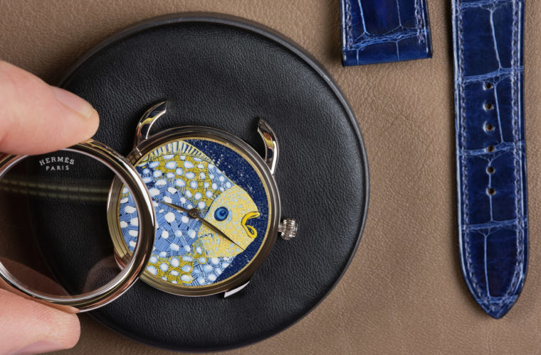 Fase di assemblaggio dell'Arceau Grands Fonds, il nuovo orologio di Hermès a tema pesci