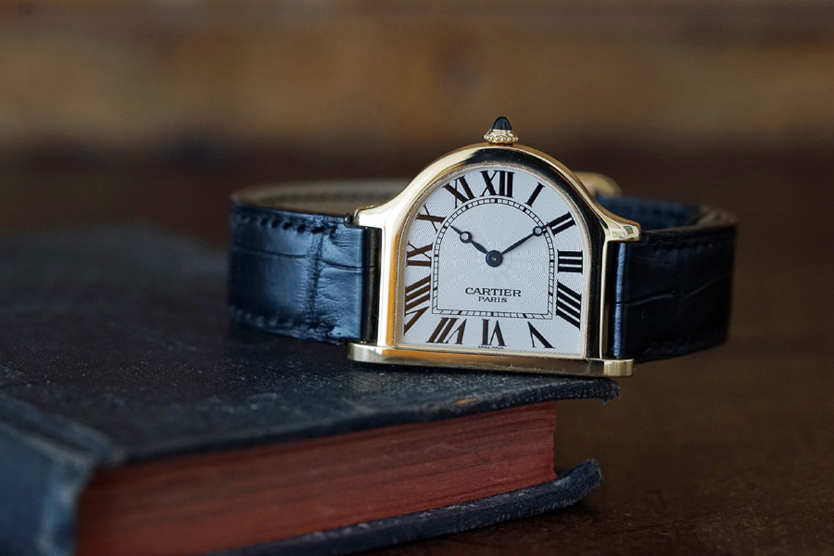 La storia dei bracciali icona di Cartier in un libro