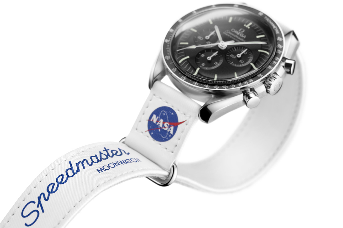 Omega Speedmaster Moonwatch Master Chronometer con uno dei nuovi cinturini in Velcro®