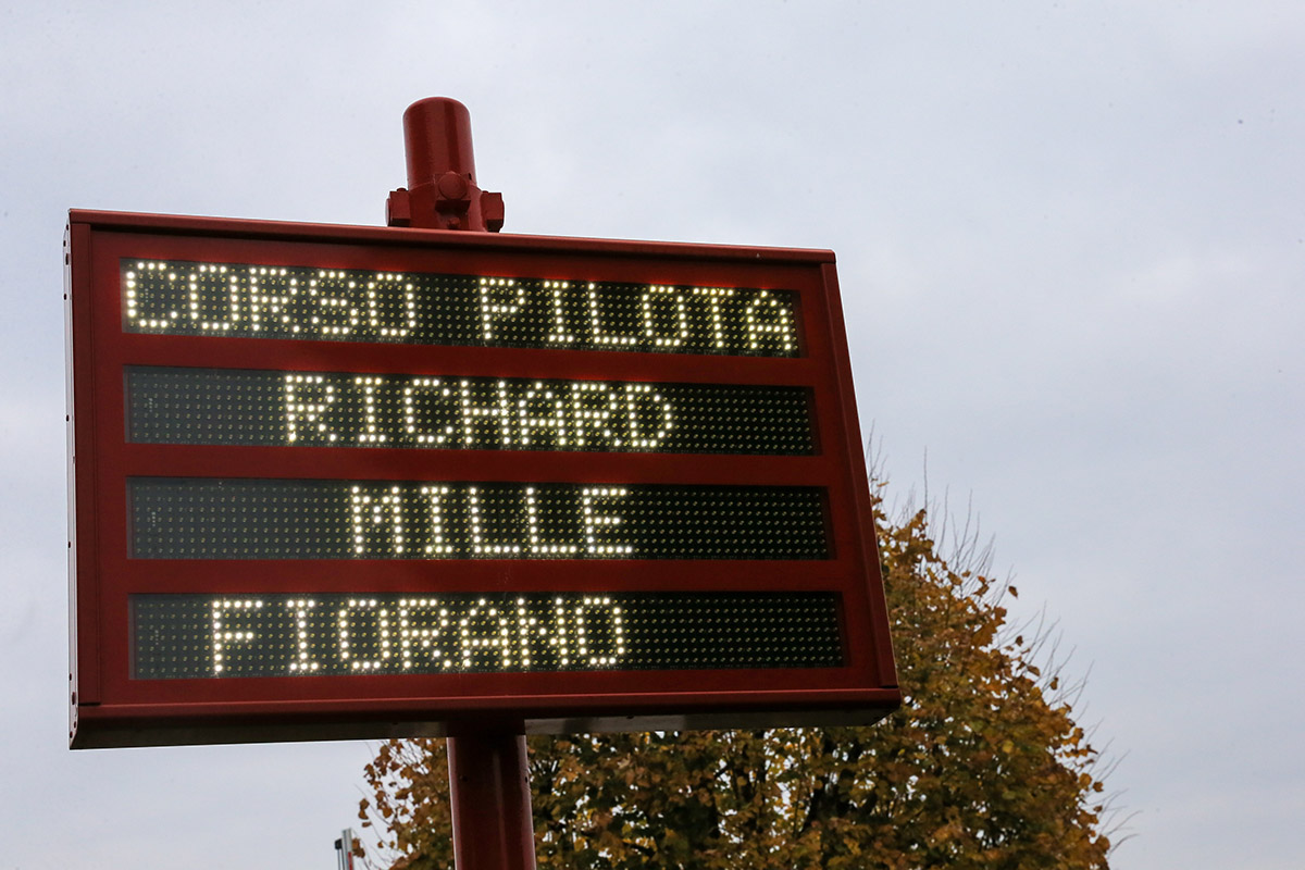 Il cartello del Corso da pilota organizzato da Richard Mille e Ferrari