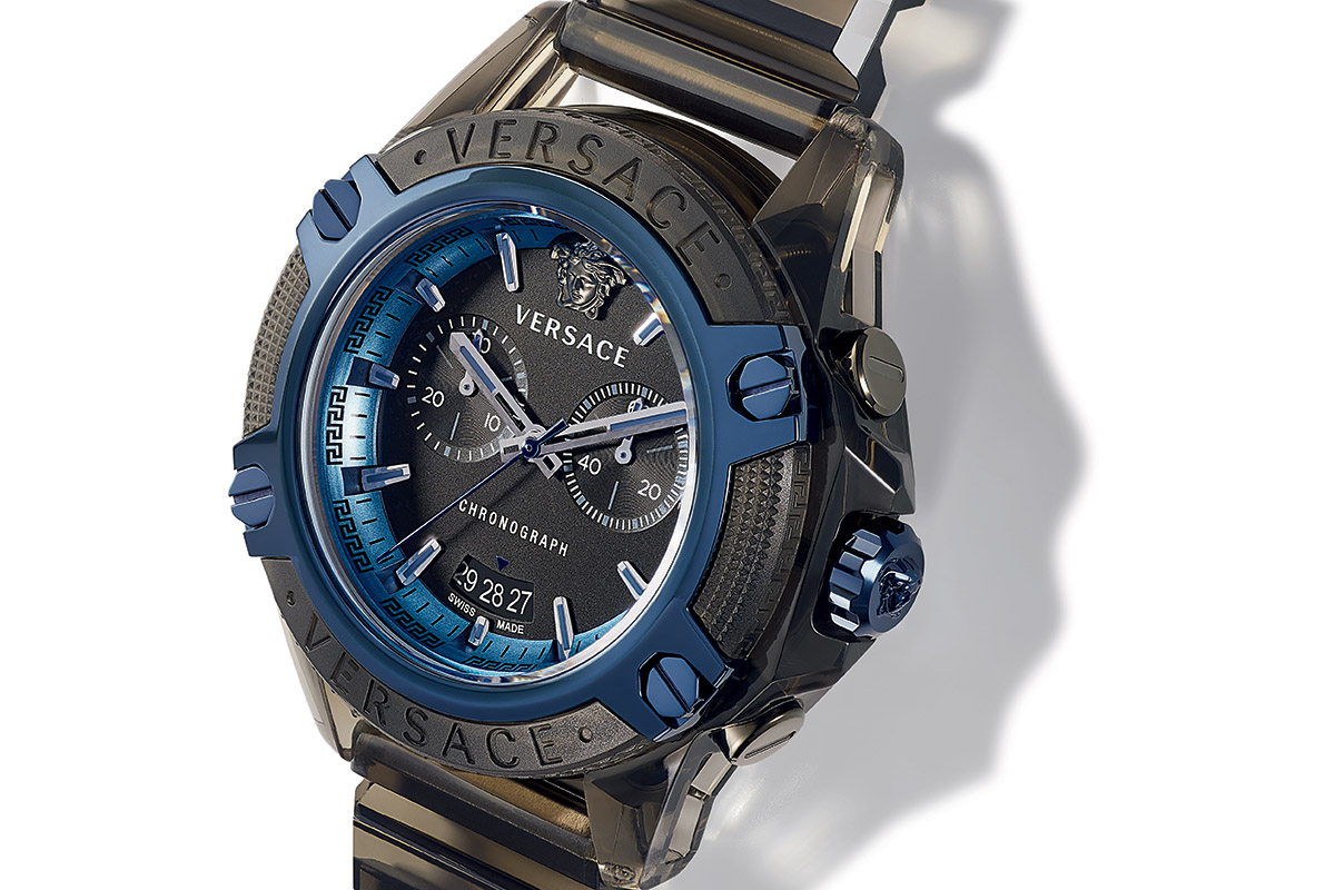 Il cronografo Versace Icon Active in versione nero e blu