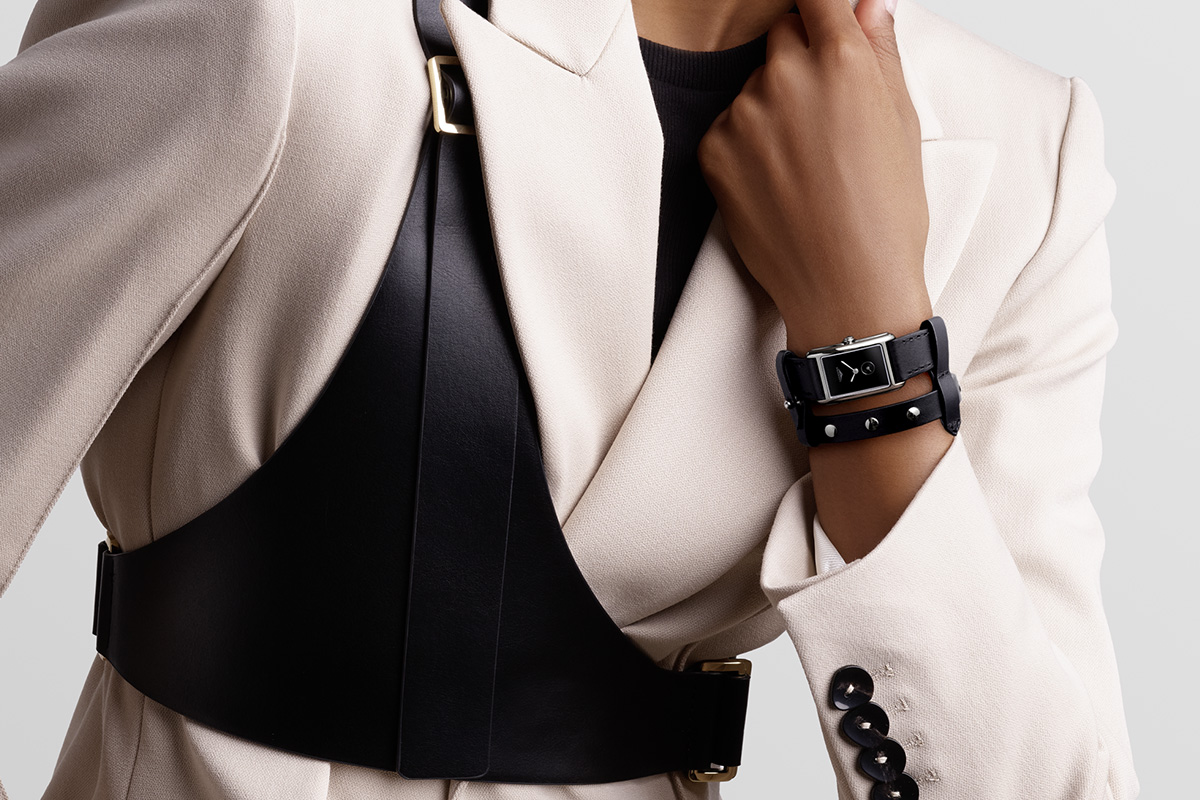 Un orologio della collezione Longines DolceVita x YVY indossato con un body piece del marchio svizzero