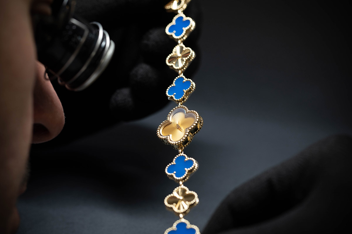 L'orologio Sweet Alhambra in oro giallo e agata blu