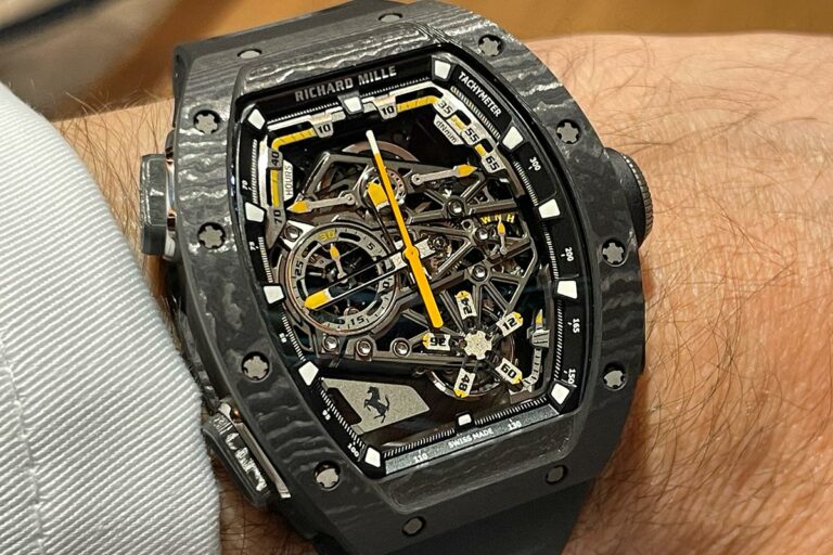 l’L'RM 43-01 Tourbillon Split-Seconds Chronograph Ferrari in Carbon TPT al polso