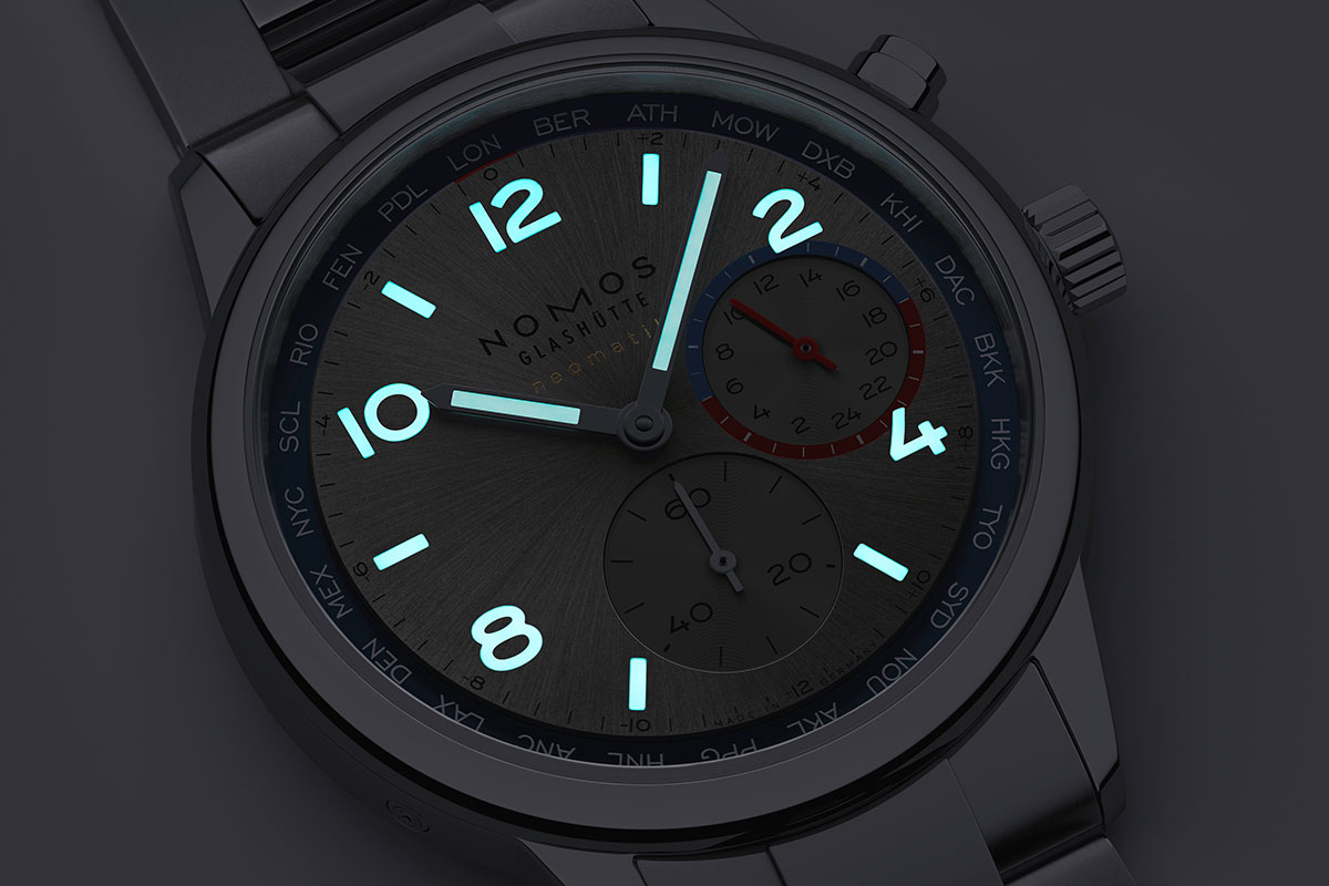 Il quadrante del Club Sport neomatik Worldtimer by night