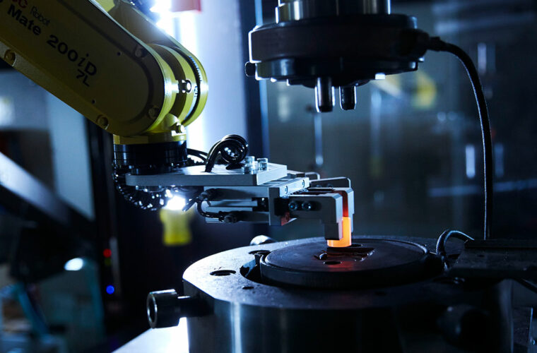 una fase di lavorazione del titanio